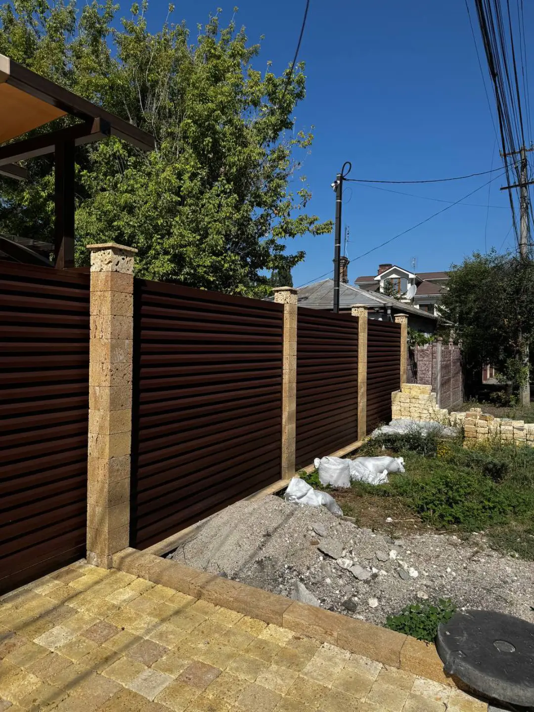 Забор-жалюзи из ламелей Реснички 12м RAL8017 Шоколад МАТТЕ фото 6 в Сочи