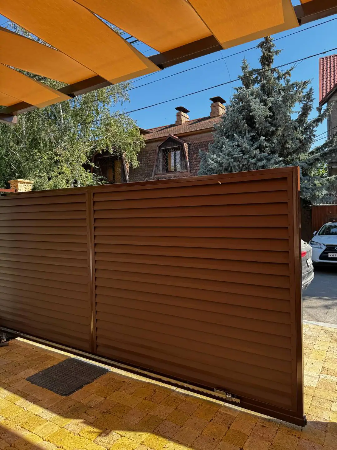 Забор-жалюзи из ламелей Реснички 12м RAL8017 Шоколад МАТТЕ фото 3 в Сочи