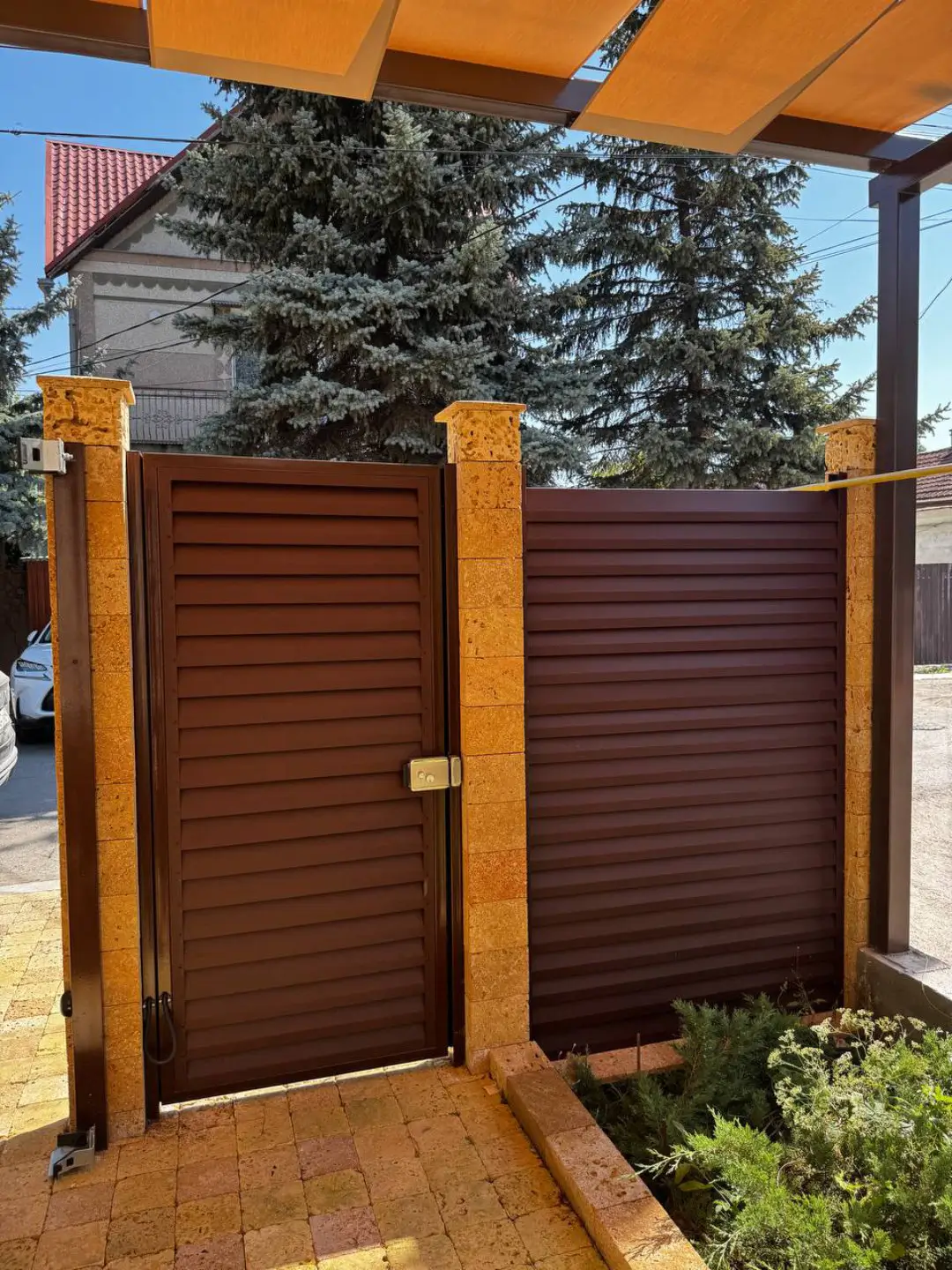 Забор-жалюзи из ламелей Реснички 12м RAL8017 Шоколад МАТТЕ фото 1 в Сочи
